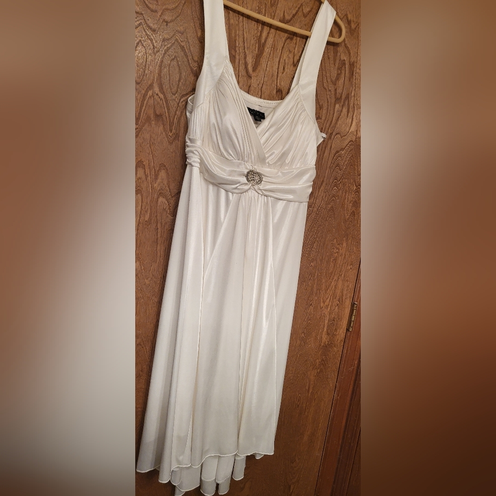 Elegant White Sleeveless Dress